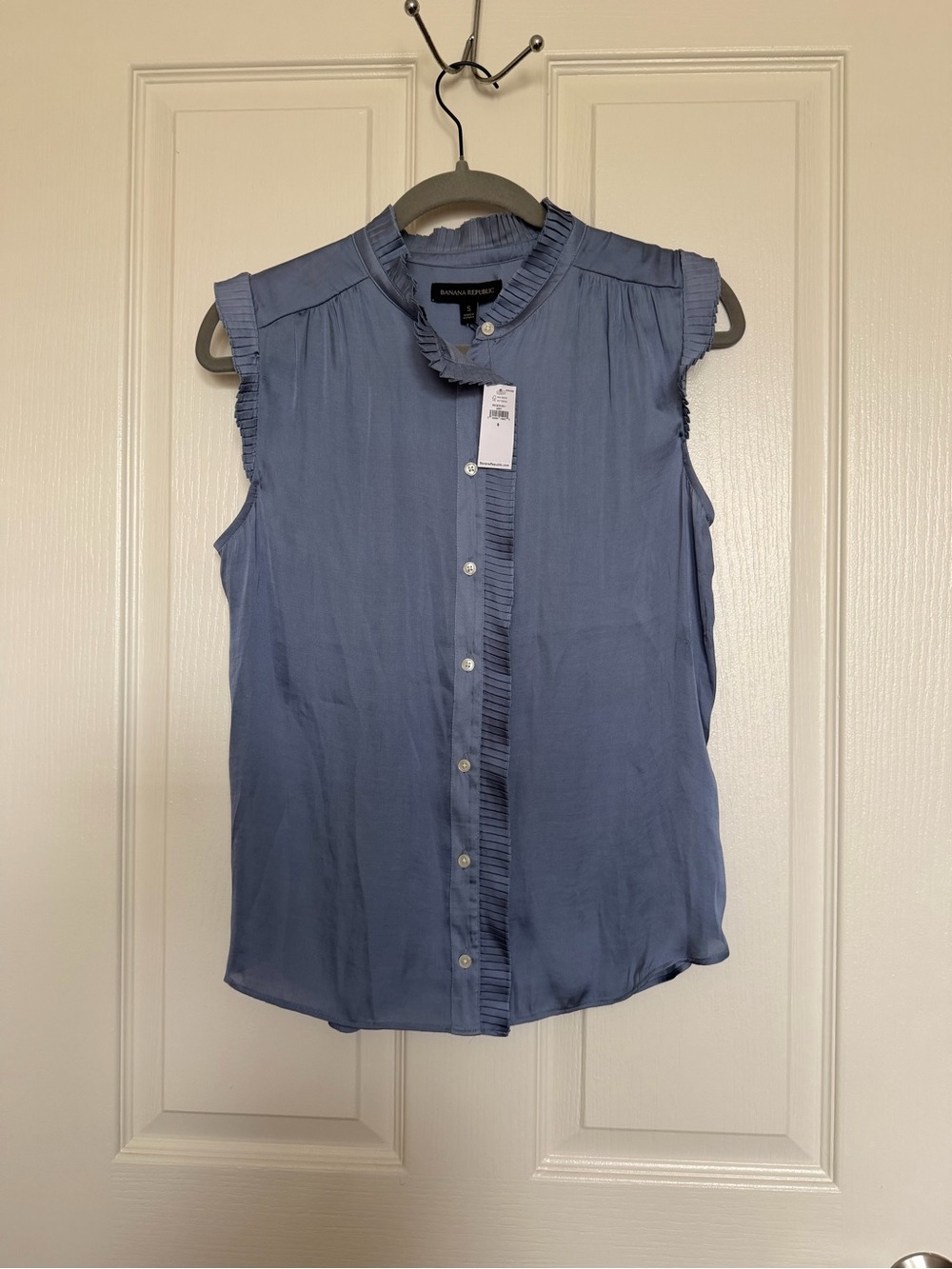 Banana Republic Sleeveless Ruffle-Trim Button Front Blouse in Dusty Blue